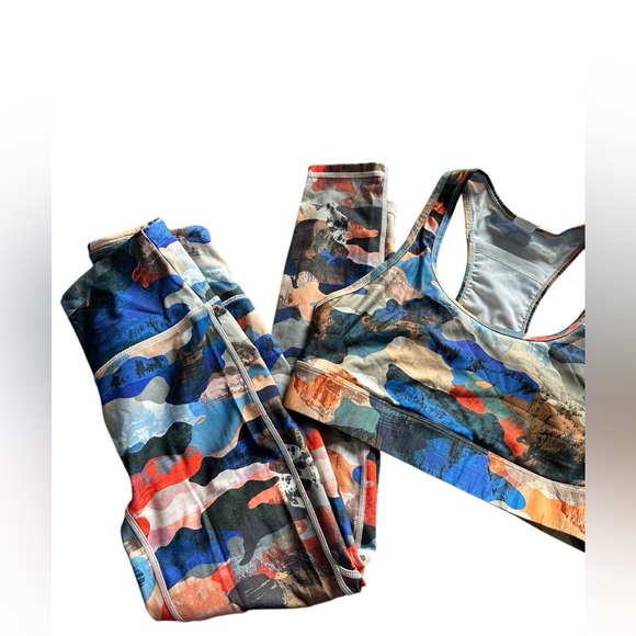 Fabletics Sports On the Go, jog bra and pants, top M, pants S, great condition - Picture 11 of 11